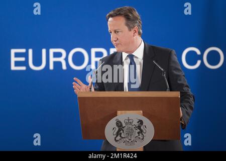 20130628 - BRUXELLES, BELGIQUE: Le Premier ministre britannique David Cameron s'entretient avec la presse après une réunion du conseil européen le deuxième jour du sommet des chefs d'Etat et de gouvernement de l'UE, au siège de l'UE à Bruxelles, le vendredi 28 juin 2013. BELGA PHOTO BERNAL REVERT Banque D'Images