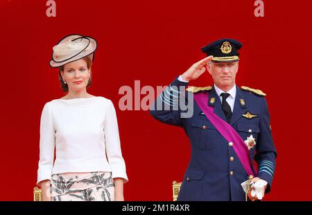 La Princesse Mathilde de Belgique et son mari le prince Philippe assister à la parade militaire à l'occasion de la Fête Nationale belge, à Bruxelles, Belgique, 21 juillet 2012. La date du 21 juillet marque le jour où le Roi Léopold I de Saxe-Cobourg-Saalfeld a prêté serment en tant que premier Roi des Belges en 1831. Photo : Albert Nieboer / Pays-Bas PRE OUT Banque D'Images