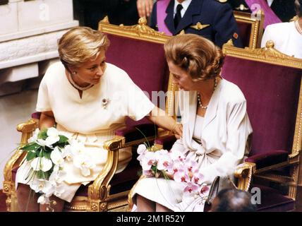 19930809 - BRUXELLES, BELGIQUE (FICHIER) : ce fichier photo du 9 août 1993 est sur le serment d'Albert II prenant le titre de Roi des Belges. Sur la photo : la reine Paola et la reine Fabiola observant le serment d'Albert II ARCHIVES PHOTOS DE BELGA Banque D'Images