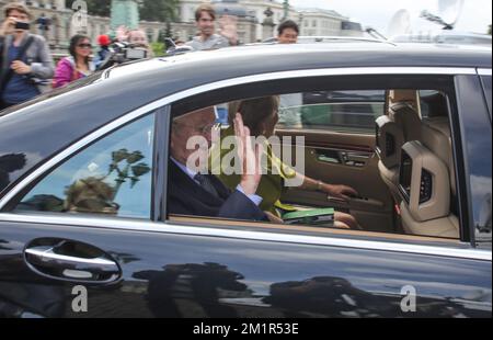 20130703 - BRUXELLES, BELGIQUE: Le roi Albert II de Belgique et la reine Paola de Belgique se débadent des médias et des citoyens en quittant le palais royal à Paleizenplein - place des Palais à Bruxelles, mercredi 03 juillet 2013. A 18h00 ce soir, le roi Albert II de Belgique s'adressera au peuple belge dans un discours qui sera diffusé simultanément sur les quatre principales chaînes de télévision belges et leurs radios. On suppose que le roi Albert II abdicera le trône. BELGA PHOTO OLIVIER VIN Banque D'Images