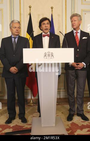 20130703 - BRUXELLES, BELGIQUE : Vice-Premier ministre et ministre des Affaires étrangères Didier Reynders (M. libéraux francophones), Premier ministre belge Elio Di Rupo et Vice-Premier ministre et ministre de la Défense Pieter de CREM (CD&V démocrates chrétiens flamands) photographiés lors d'une conférence de presse après une réunion de Kern, Réunion restreinte des ministres au bureau du Premier ministre à Bruxelles, le mercredi 03 juillet 2013. A 18h00 ce soir, le roi Albert II de Belgique a annoncé au peuple belge son interdiction du trône le 21 juillet. BELGA PHOTO VIRGINIE LEFOUR Banque D'Images