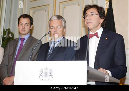 20130703 - BRUXELLES, BELGIQUE: (G-D) Vice-Premier Ministre et Ministre des Pensions Alexander de Croo (Open VLD Flamand libéraux), Vice-Premier Ministre et Ministre des Affaires étrangères Didier Reynders (MR French-allocute libéraux) et Premier Ministre belge Elio Di Rupo photographiés lors d'une conférence de presse après une réunion de Kern, Une réunion restreinte des ministres au bureau du Premier ministre à Bruxelles, le mercredi 03 juillet 2013.a 18h00 ce soir, le roi Albert II de Belgique a annoncé au peuple belge son interdiction du trône le 21 juillet. BELGA PHOTO LAURIE DIEFFEMBACQ Banque D'Images