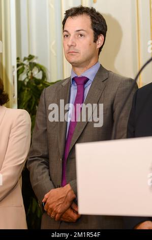 20130703 - BRUXELLES, BELGIQUE: Vice-Premier ministre et ministre des Pensions Alexander de Croo (Open VLD Flamand libéraux) photographié lors d'une conférence de presse après une réunion de Kern, une réunion restreinte des ministres au bureau du Premier ministre à Bruxelles, Mercredi 03 juillet 2013.a 18h00 ce soir, le roi Albert II de Belgique a annoncé au peuple belge son interdiction du trône le 21 juillet. BELGA PHOTO LAURIE DIEFFEMBACQ Banque D'Images