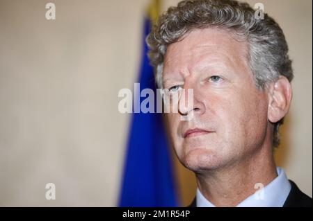 20130703 - BRUXELLES, BELGIQUE: Vice-Premier ministre et ministre de la Défense Pieter de CREM (CD&V démocrates-chrétiens flamands) photographié lors d'une conférence de presse après une réunion de Kern, une réunion restreinte des ministres au bureau du Premier ministre à Bruxelles, Mercredi 03 juillet 2013.a 18h00 ce soir, le roi Albert II de Belgique a annoncé au peuple belge son interdiction du trône le 21 juillet. BELGA PHOTO LAURIE DIEFFEMBACQ Banque D'Images