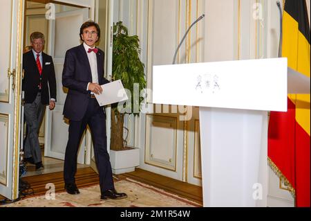 20130703 - BRUXELLES, BELGIQUE : le vice-Premier ministre et ministre de la Défense Pieter de CREM (CD&V démocrates chrétiens flamands) et le Premier ministre belge Elio Di Rupo arrivent pour une conférence de presse après une réunion de Kern, une réunion restreinte des ministres au bureau du Premier ministre à Bruxelles, Mercredi 03 juillet 2013.a 18h00 ce soir, le roi Albert II de Belgique a annoncé au peuple belge son interdiction du trône le 21 juillet. BELGA PHOTO LAURIE DIEFFEMBACQ Banque D'Images