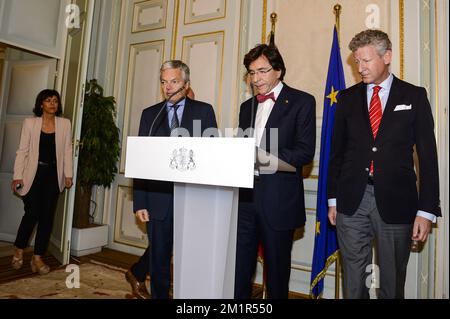 20130703 - BRUXELLES, BELGIQUE : vice-Premier ministre et ministre de l'intérieur Joelle Milquet (CDH démocrates chrétiens francophones), vice-Premier ministre et ministre des Affaires étrangères Didier Reynders (M. libéraux francophones), Premier ministre belge Elio Di Rupo et vice-Premier ministre et ministre de la Défense Pieter de CREM (CD&V démocrates chrétiens flamands) Arrivez à une conférence de presse après une réunion de Kern, une réunion restreinte des ministres au bureau du Premier ministre à Bruxelles, le mercredi 03 juillet 2013.a 18h00 ce soir, le roi Albert II de Belgique a annoncé au peuple belge son interdiction de la trèbre Banque D'Images