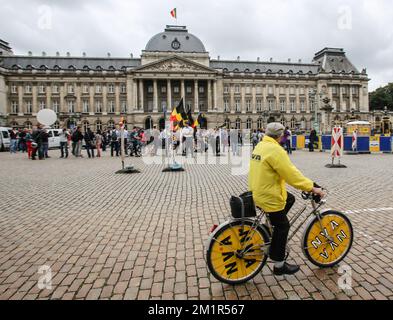 20130703 - BRUXELLES, BELGIQUE: Illustration montre un homme avec N-va vélo devant le palais royal à la Paleizenplein - place des Palais à Bruxelles, mercredi 03 juillet 2013. A 18h00 ce soir, le roi Albert II de Belgique a annoncé au peuple belge son interdiction du trône le 21 juillet. BELGA PHOTO OLIVIER VIN Banque D'Images