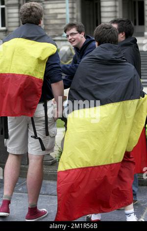 20130703 - BRUXELLES, BELGIQUE : l'illustration montre des personnes avec des drapeaux belges devant le palais royal à la Paleizenplein - place des Palais à Bruxelles, mercredi 03 juillet 2013. A 18h00 ce soir, le roi Albert II de Belgique a annoncé au peuple belge son interdiction du trône le 21 juillet. BELGA PHOTO VIRGINIE LEFOUR Banque D'Images