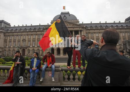 20130703 - BRUXELLES, BELGIQUE : l'illustration montre des personnes avec des drapeaux belges devant le palais royal à la Paleizenplein - place des Palais à Bruxelles, mercredi 03 juillet 2013. A 18h00 ce soir, le roi Albert II de Belgique a annoncé au peuple belge son interdiction du trône le 21 juillet. BELGA PHOTO VIRGINIE LEFOUR Banque D'Images