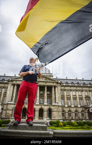 20130703 - BRUXELLES, BELGIQUE : l'illustration montre des personnes avec des drapeaux belges devant le palais royal à la Paleizenplein - place des Palais à Bruxelles, mercredi 03 juillet 2013. A 18h00 ce soir, le roi Albert II de Belgique a annoncé au peuple belge son interdiction du trône le 21 juillet. BELGA PHOTO LAURIE DIEFFEMBACQ Banque D'Images