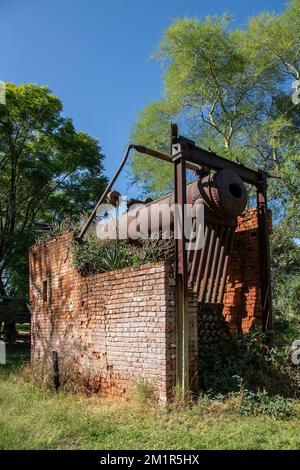 L'ancien moteur à vapeur au lac Otjikoto, près de Tuweb en Namibie. Banque D'Images