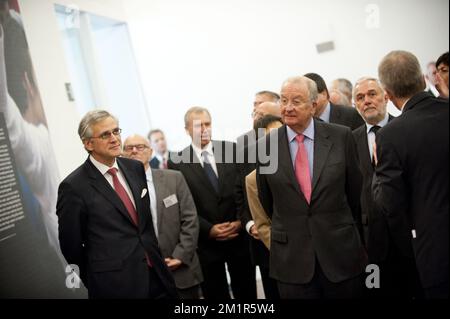 Cette photo montre le roi Albert II de Belgique lors de l'ouverture de la Dossobazerne à Mechelen (Belgique), un musée pour commemmorate la déportation des Juifs , lundi 26 novembre 2012. Banque D'Images