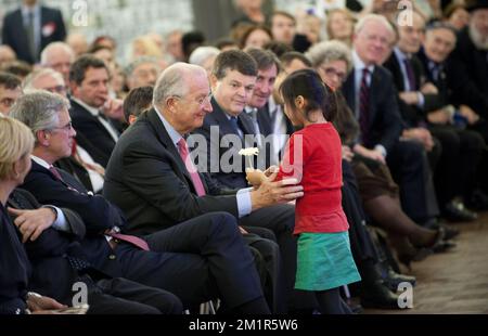 Cette photo montre le roi Albert II de Belgique lors de l'ouverture de la Dossobazerne à Mechelen (Belgique), un musée pour commemmorate la déportation des Juifs , lundi 26 novembre 2012. Banque D'Images