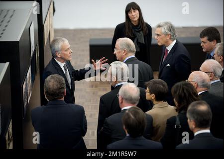 Cette photo montre le roi Albert II de Belgique lors de l'ouverture de la Dossobazerne à Mechelen (Belgique), un musée pour commemmorate la déportation des Juifs , lundi 26 novembre 2012. Banque D'Images