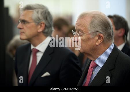 Cette photo montre le roi Albert II de Belgique lors de l'ouverture de la Dossobazerne à Mechelen (Belgique), un musée pour commemmorate la déportation des Juifs , lundi 26 novembre 2012. Banque D'Images