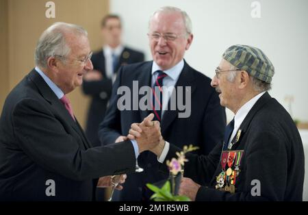 Cette photo montre le roi Albert II de Belgique lors de l'ouverture de la Dossobazerne à Mechelen (Belgique), un musée pour commemmorate la déportation des Juifs , lundi 26 novembre 2012. Banque D'Images