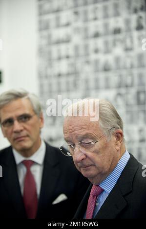 Cette photo montre le roi Albert II de Belgique lors de l'ouverture de la Dossobazerne à Mechelen (Belgique), un musée pour commemmorate la déportation des Juifs , lundi 26 novembre 2012. Banque D'Images