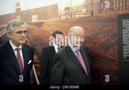 Cette photo montre le roi Albert II de Belgique lors de l'ouverture de la Dossobazerne à Mechelen (Belgique), un musée pour commemmorate la déportation des Juifs , lundi 26 novembre 2012. Banque D'Images