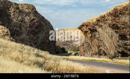 La route descendant dans le canyon de Kuiseb en Namibie pendant la saison humide. Banque D'Images