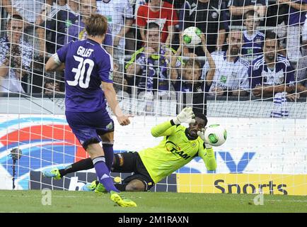 Le gardien de but de Lokeren Barry Boubacar Copa arrête le ballon lors du match de la Jupiler Pro League entre RSCA Anderlecht et Sporting Lokeren, à Anderlecht, le dimanche 28 juillet 2013, le premier jour du championnat belge de football. Banque D'Images