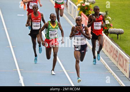 Le Britannique Mohamed 'ma' Farah (C) célèbre alors qu'il remporte l'épreuve masculine 10000m aux Championnats du monde d'athlétisme au stade Luzhniki à Moscou, en Russie, le samedi 10 août 2013. Les Championnats du monde ont lieu du 10 au 18 août. Banque D'Images