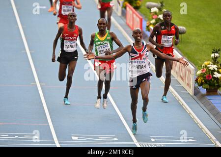 Le Britannique Mohamed 'ma' Farah (C) célèbre alors qu'il remporte l'épreuve masculine 10000m aux Championnats du monde d'athlétisme au stade Luzhniki à Moscou, en Russie, le samedi 10 août 2013. Les Championnats du monde ont lieu du 10 au 18 août. Banque D'Images