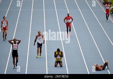 20130818 - MOSCOU, RUSSIE : Usain Bolt (C) de la Jamaïque, Justin Gatlin (3rd R) des États-Unis et Dwain Chambers (3rd L) de la Grande-Bretagne photographiés après avoir dirigé le relais 4*100m aux Championnats du monde d'athlétisme au stade Luzhniki à Moscou, en Russie, le dimanche 18 août 2013. Les Championnats du monde ont lieu du 10 au 18 août. Banque D'Images