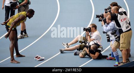 20130818 - MOSCOU, RUSSIE: Usain Bolt de la Jamaïque se tient devant les photographes après qu'il a gagné avec son équipe le relais 4*100m aux Championnats du monde d'athlétisme au stade Luzhniki à Moscou, Russie, dimanche 18 août 2013. Les Championnats du monde ont lieu du 10 au 18 août. Banque D'Images