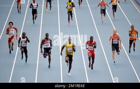 20130818 - MOSCOU, RUSSIE: Usain Bolt (C) de la Jamaïque, Justin Gatlin (3rd R) des États-Unis et Dwain Chambers (3rd L) de la Grande-Bretagne ont dirigé le relais 4*100m aux Championnats du monde d'athlétisme au stade Luzhniki à Moscou, en Russie, le dimanche 18 août 2013. Les Championnats du monde ont lieu du 10 au 18 août. Banque D'Images