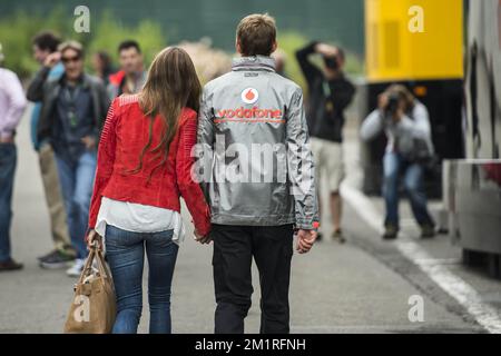 Jenson Button britannique de McLaren (R) et sa petite amie Jessica Michibata arrivent au Grand Prix F1 de Belgique, à Spa-Francorchamps, le dimanche 25 août 2013. Le Grand Prix de Formule 1 Spa-Francorchamps a lieu ce week-end, du 23 au 25 août. BELGA PHOTO ERIC LALMAND Banque D'Images