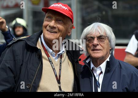 Niki Lauda, ancien pilote de Formule 1, et Bernie Ecclestone, chef de la direction de Formule 1, photographiés lors du Grand Prix F1 de Belgique, à Spa-Francorchamps, dimanche 25 août 2013. Le Grand Prix de Formule 1 Spa-Francorchamps a lieu ce week-end, du 23 au 25 août. BELGA PHOTO ERIC LALMAND Banque D'Images