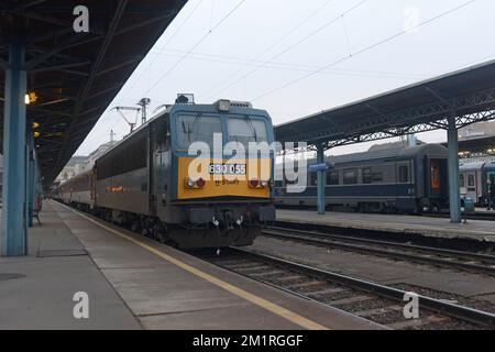 MÁV Hungarian State Railways classe V63 'Gigant' locomotive électrique avec un train inter-ville à la gare Keleti, Budapest, Hongrie Banque D'Images