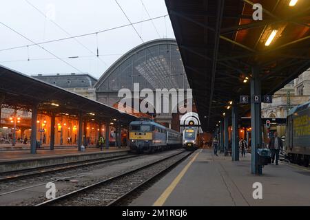 MAV chemins de fer hongrois Stadler Kiss et locomotive électrique de classe V43 à la gare Keleti, Budapest, Hongrie Banque D'Images