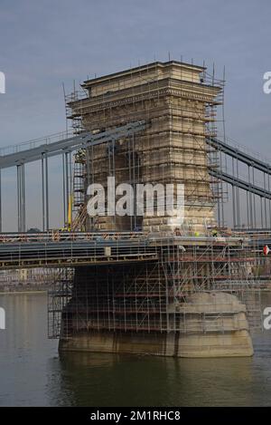 Pont de la chaîne Széchenyi sur le Danube à Budapest, Hongrie couvert d'échafaudages pour travaux de restauration. Jumelé avec Hammersmith Bridge, Londres Banque D'Images