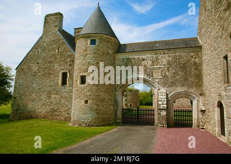 L'entrée du Château de Montfort à proximité de Saint-Lo, Normandie, France, Europe pendant la longue période chaude de l'été 2022 Banque D'Images