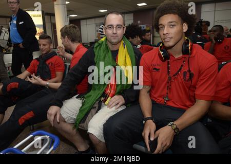 20130905 - GLASGOW, ROYAUME-UNI: Axel Witsel (R) de Belgique photographié à l'arrivée de l'équipe nationale belge de football Red Devils à l'aéroport de Glasgow le jeudi 05 septembre 2013, en Écosse, au Royaume-Uni. Red Devils jouera un match de qualification contre l'Écosse pour la coupe du monde de la FIFA 2014 le 06 septembre 2013 à Glasgow. BELGA PHOTO DIRK WAEM Banque D'Images