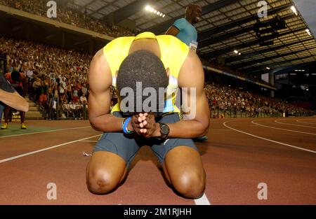 Warren Weir de la Jamaïque célèbre en franchissant la ligne d'arrivée pour remporter l'épreuve Men 200m et le classement de la ligue des diamants lors de la rencontre Memorial Van Damme Athletics, dernière étape de la ligue des diamants de l'IAAF, au stade Roi Baudouin (Boudewijnstadion/ Stade Roi Baudouin) à Bruxelles, le vendredi 06 septembre 2013. BELGA PHOTO VIRGINIE LEFOUR Banque D'Images