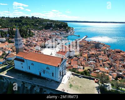 Cerkev sv. Stefana, Piran église Piran Slovénie sur la vue aérienne de drone de jour ensoleillé Banque D'Images