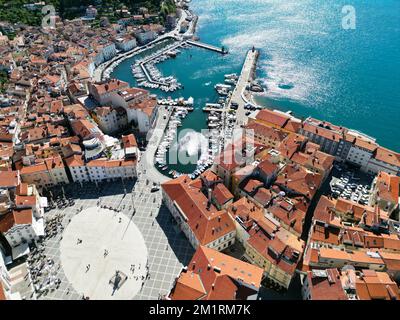 Piran ville en Slovénie sur une vue aérienne de jour ensoleillé de drone grand angle Banque D'Images