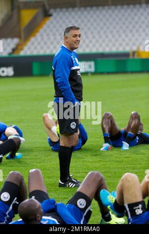 Owen Coyle, entraîneur-chef de Wigan, photographié lors d'une séance d'entraînement du club anglais de football de wigan Athletic, au stade de Brugge, le mercredi 18 septembre 2013. Jeudi, Wigan jouera contre l'équipe belge de football de première division Zulte Waregem dans le groupe D, le premier jour de la phase de groupe du tournoi Europa League. BELGA PHOTO KURT DESPLENTER Banque D'Images