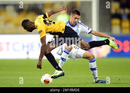 Pele Ilombe Mboyo de Genk et Yevhen Khacheridi de Dynamo se battent pour le ballon lors d'un match entre l'équipe ukrainienne de football FC Dynamo Kyiv et l'équipe belge de football de première division KRC Genk, dans le groupe G le premier jour de la phase de groupe du tournoi Europa League à Kiev, Ukraine, Jeudi 19 septembre 2013. BELGA PHOTO YORICK JANSENS Banque D'Images