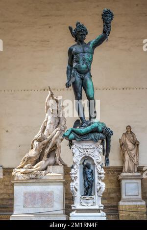 Sculpture en bronze de Perseus à la tête de Medusa par Benvenuto Cellini à Loggia dei Lanzi sur la Piazza della Signoria à Florence, Toscane, Italie Banque D'Images