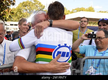 Patrick Lefevere, directeur général belge de l'équipe Omega Pharma - Quick Step et Tony Martin fêtent après la course d'élite aux championnats du monde de cyclisme à Florence, en Italie, le mercredi 25 septembre 2013. Banque D'Images