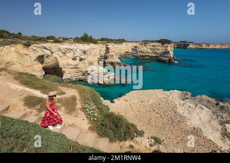 Piles de roches et mer turquoise cristalline des Faraglioni di Sant Andrea, Torre di Sant Andrea, Melendugno, province de Lecce, Puglia, Italie, Europe Banque D'Images