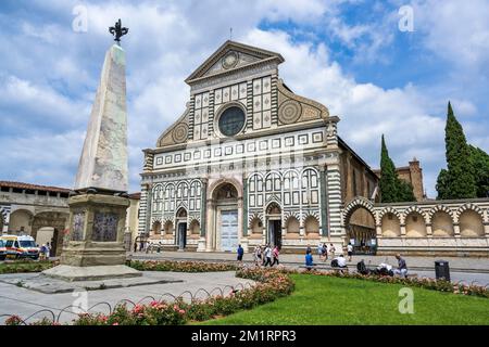 Convento di Santa Maria Novella avec Obelisco en premier plan et basilique au-delà, vue de la Piazza di Santa Maria Novella à Florence, Toscane, Italie Banque D'Images