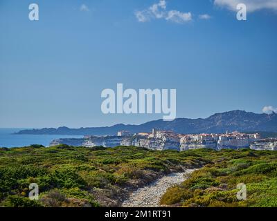 La ville de Bonifacio est située sur une falaise blanche, entourée par les eaux turquoise de la mer méditerranée sur l'île de Corse, en France Banque D'Images