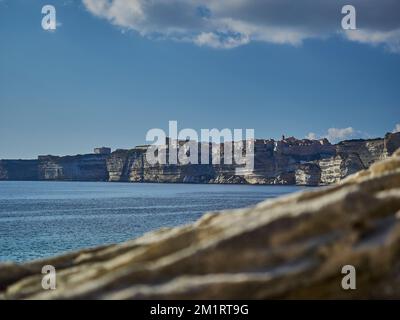 La ville de Bonifacio est située sur une falaise blanche, entourée par les eaux turquoise de la mer méditerranée sur l'île de Corse, en France Banque D'Images