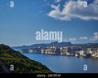 La ville de Bonifacio est située sur une falaise blanche, entourée par les eaux turquoise de la mer méditerranée sur l'île de Corse, en France Banque D'Images