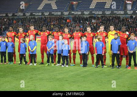 Michy Batshuayi en Belgique, Massimo Bruno en Belgique, Dino Arslanagic en Belgique, Ibrahima Cisse en Belgique, Jordan Lukaku en Belgique, Orgue Hazard de Belgique, Bernard Junior Malanda-Adje de Belgique, Marnick Vermijl de Belgique, Laurens de Bock de Belgique, gardien de but Colin Coosemans de Belgique et Paul-Jose Mpoku de Belgique, photographiés avant le début du jeu de qualification pour les Européens de moins de 21 ans, dans le groupe 9, entre la Belgique et l'Italie, lundi 14 octobre 2013, à Genk, en Belgique. C'est le cinquième jeu sur huit dans la phase de qualification. Banque D'Images