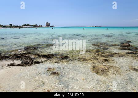 La plage et la vue sur Torre Sant'Isidoro, Sant'Isidoro, Puglia, Italie, Europe Banque D'Images